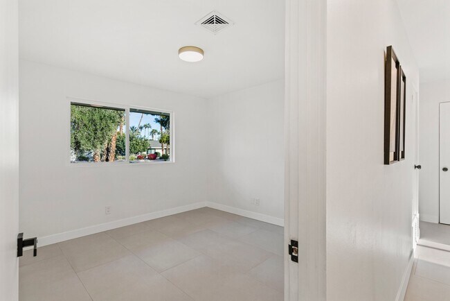 Building Photo - 1111 S San Joaquin Dr