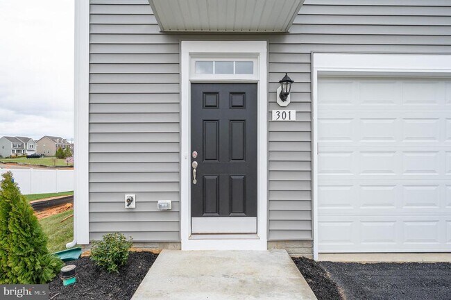 Building Photo - 301 Hillsdale Pl