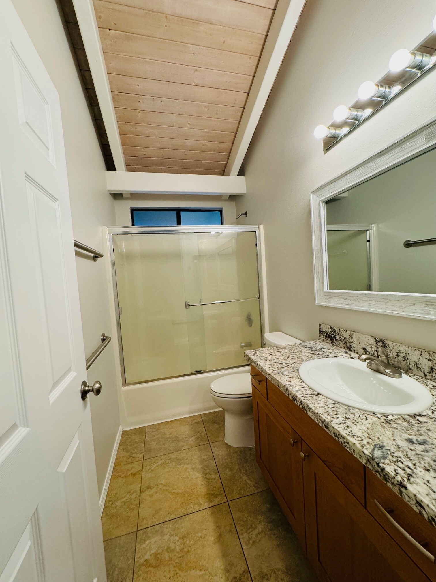 Guest bath - 76-6125 Royal Poinciana Way