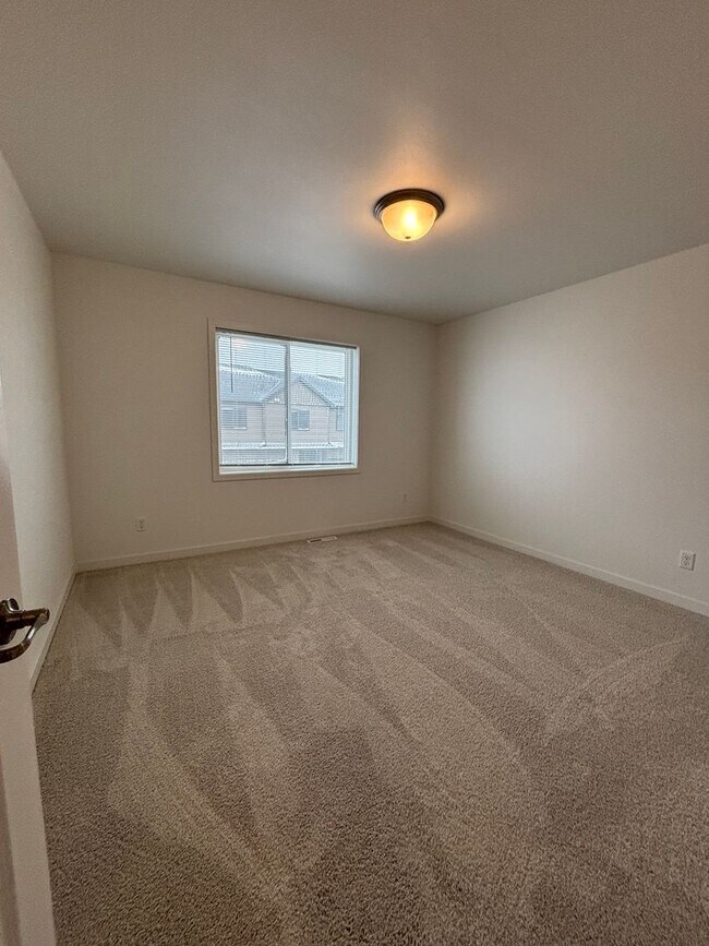 Building Photo - 3 Bed 3 Bath Townhome