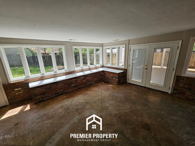 Building Photo - Massive 5BR/3BA Executive Home in East Memphis | Screened Porch & 2,200+ Sq Ft