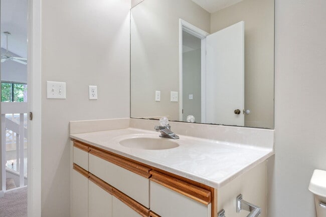 Building Photo - 1219 Oakmont Dr