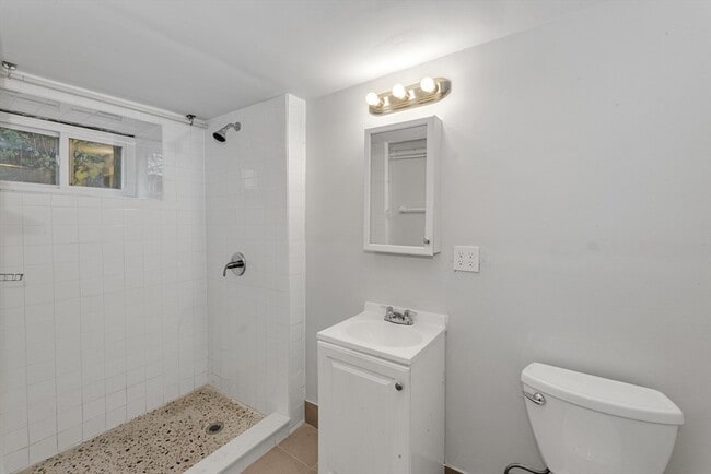 Building Photo - 204 Maple St