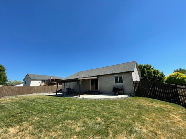 Building Photo - SINGLE FAMILY HOME IN PRAIRIE FALLS (P#94)