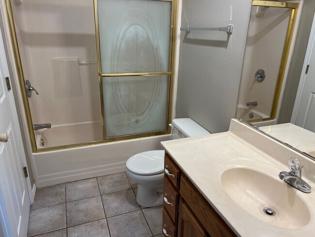 Building Photo - Republic Schools! 3 Bedrooms! 2 Baths! $1495
