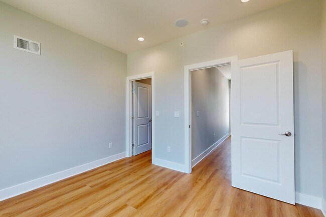 Building Photo - 511 N Paxon St