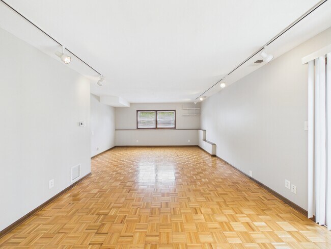 Building Photo - 4360 Mumford Dr