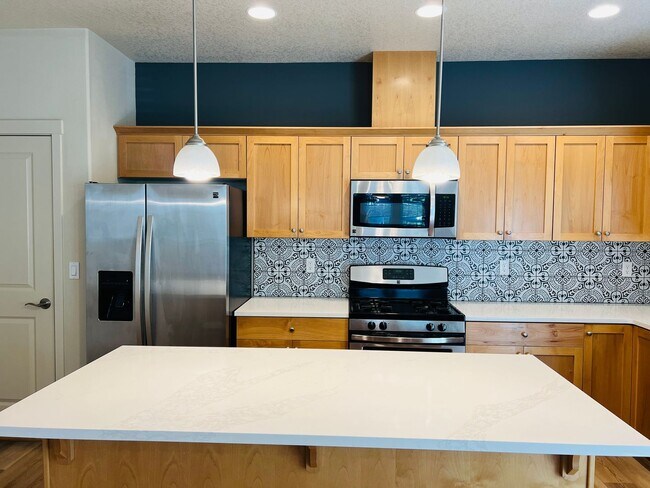 Building Photo - Charming Tudor in Edgewater on The Tualatin