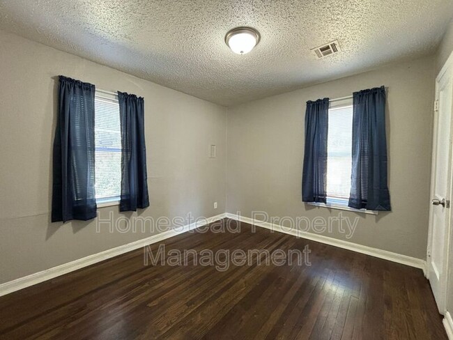 Building Photo - 305 E Jacobs Dr