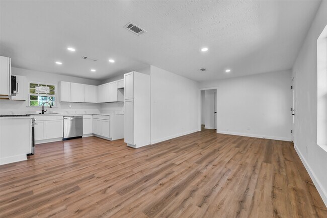 Building Photo - 1913 41st Ave N