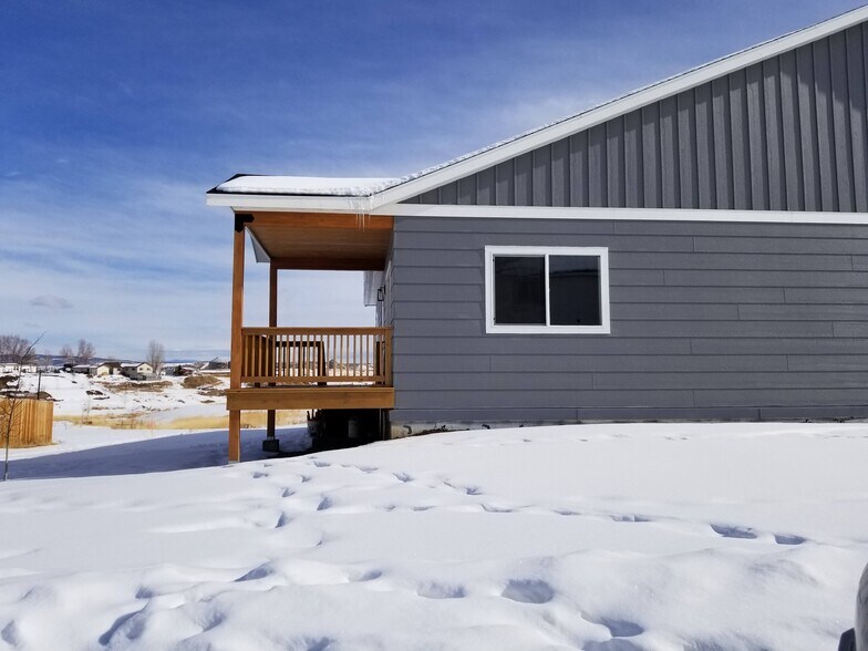 Side and back of house - there is now a fence around the back and side yard - 340 Lake View Rd