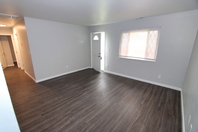 Building Photo - 4 bedroom 1 bathroom SF House