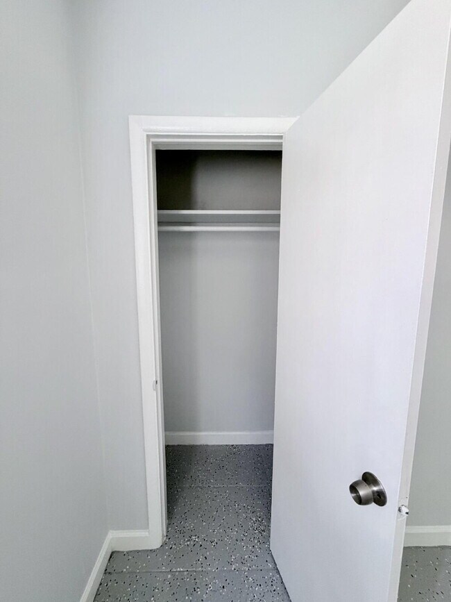 Building Photo - "Charming 2-Bed Oasis in West Palm Beach"