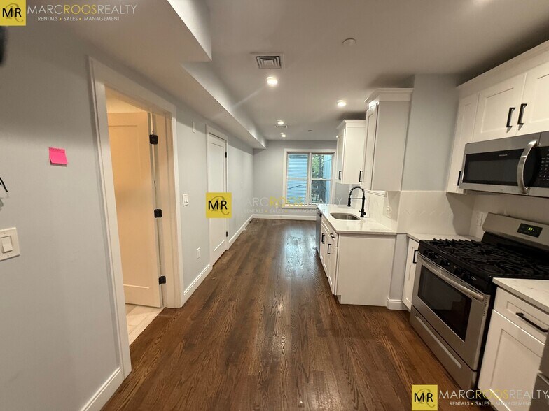 Building Photo - 174 Paris St