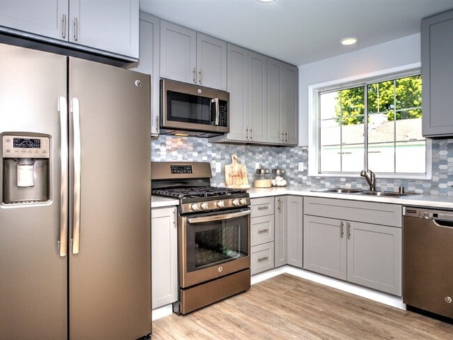 Building Photo - 1545 Walnut Grove Ave