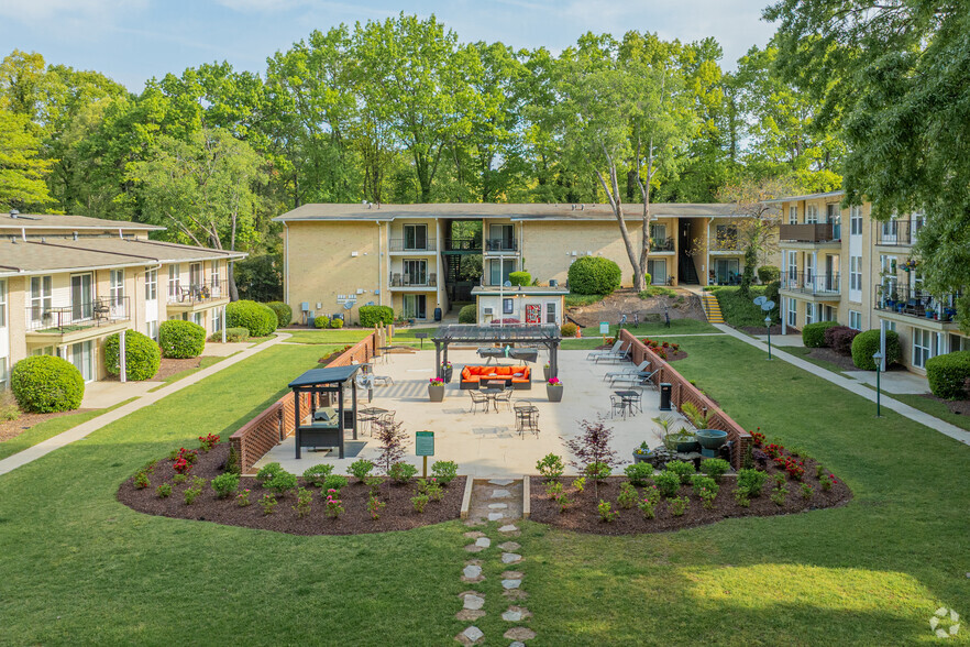 Primary Photo - Spanish Trace Apartments