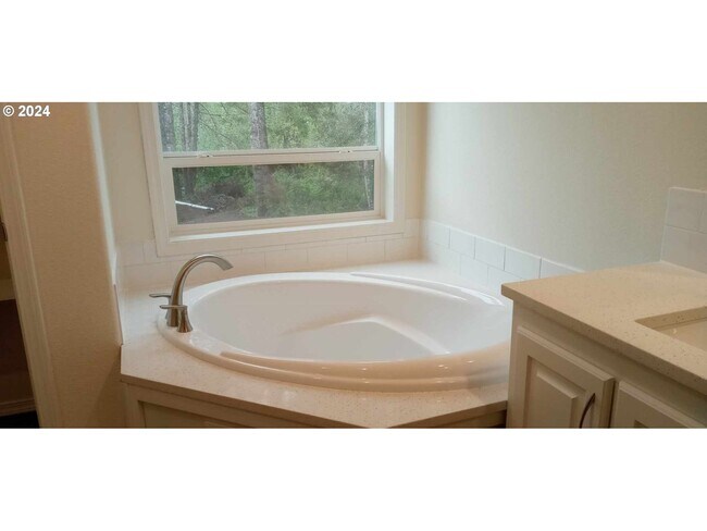 Building Photo - 348 N Falcon St