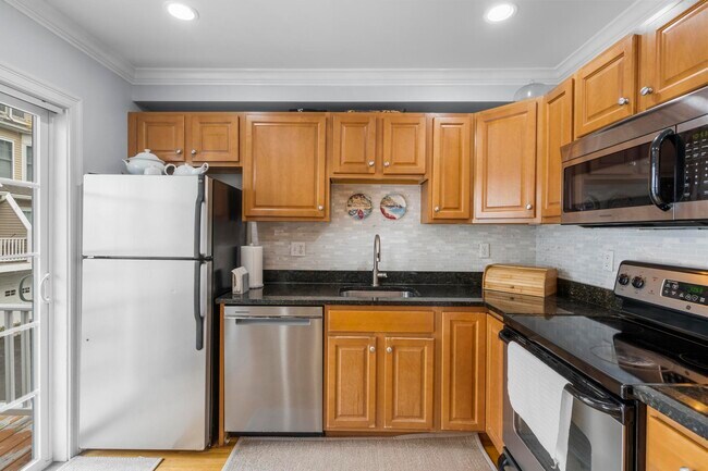 Building Photo - 85 Camp Ave