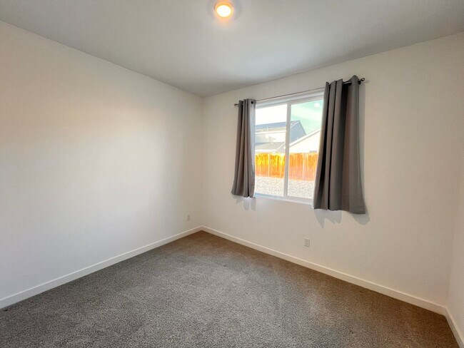 Building Photo - Northwest Bakersfield