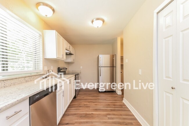 Building Photo - 1225 Bard Dr