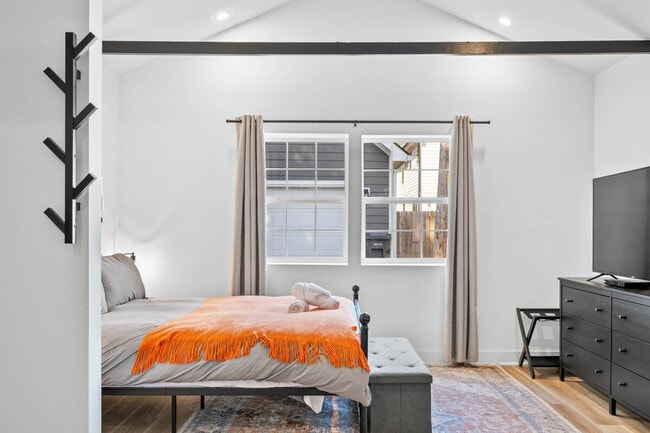 Building Photo - 906 Villa Ave