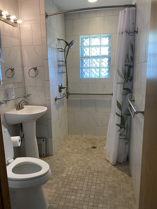 Building Photo - 227 W Ridge Rd