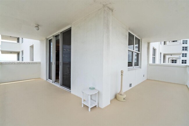 Building Photo - 1 Las Olas Cir