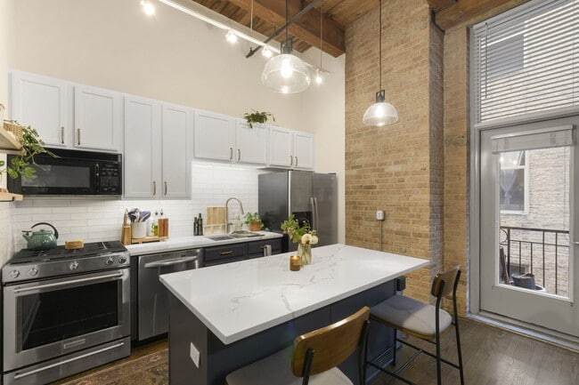 Building Photo - 1500 W Monroe St