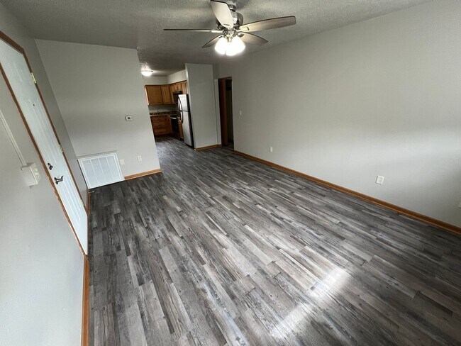 Building Photo - Garden-level 3 bedroom unit close to Sawyer Elementary