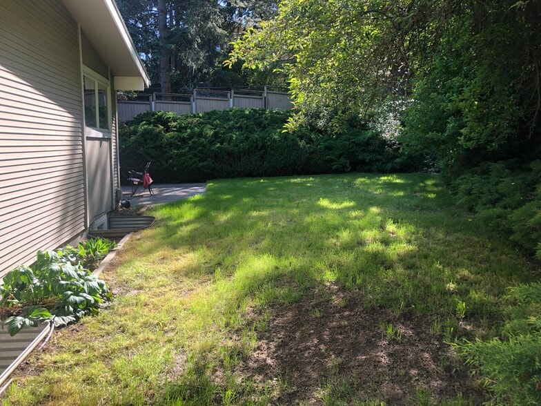 Building Photo - 420 NW Dack St