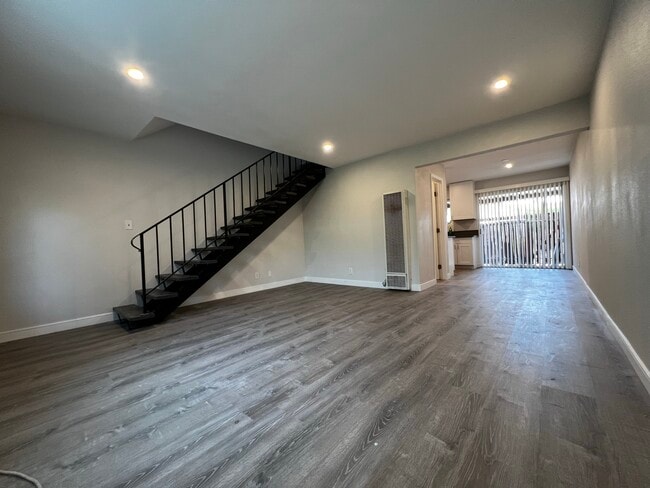 Building Photo - 429 W Elk Ave