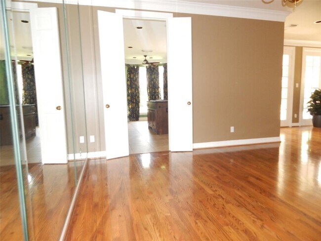 Building Photo - 5583 Beverly Hill St