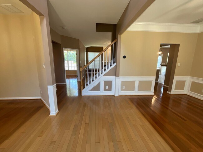 Building Photo - Half Off First Month's rent if you move in by July 31st, Spacious & Elegant 4 BR / 2.5 BA High Po...