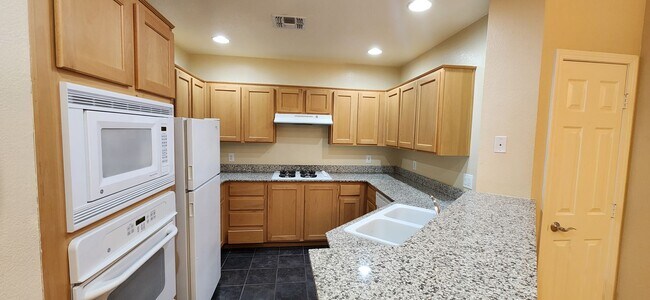 Building Photo - 2 Bedroom recently painted 2nd Floor Condo in Guard Gated Park Avenue!
