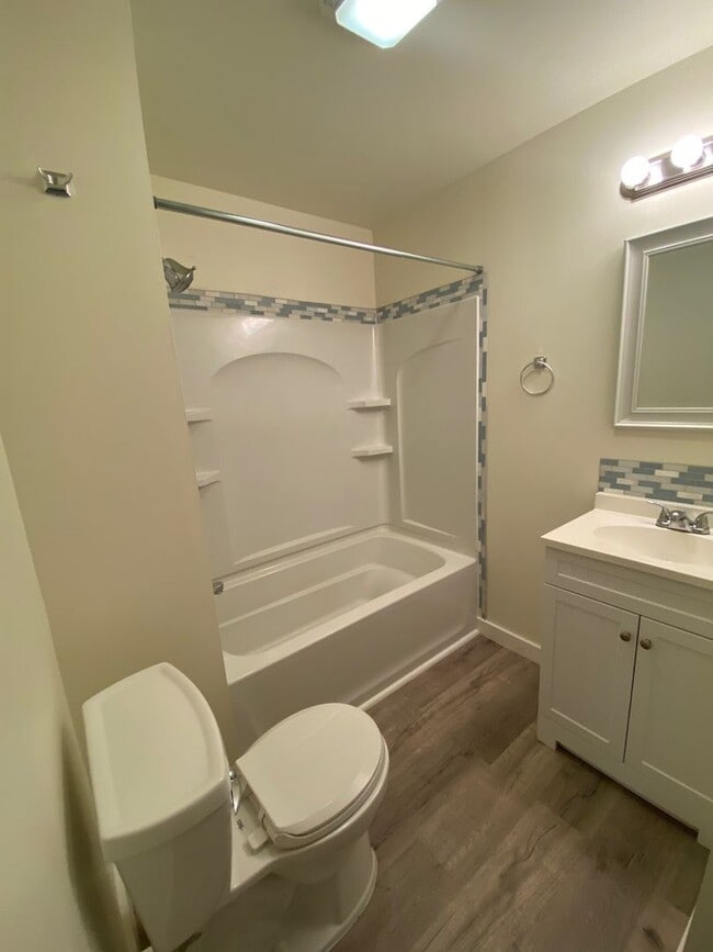 Building Photo - Updated 1BR Apt available now!