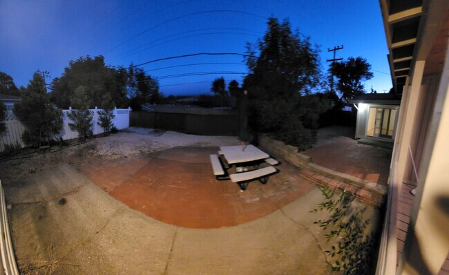 Building Photo - 5 bed 3.5 bath home close to campus!