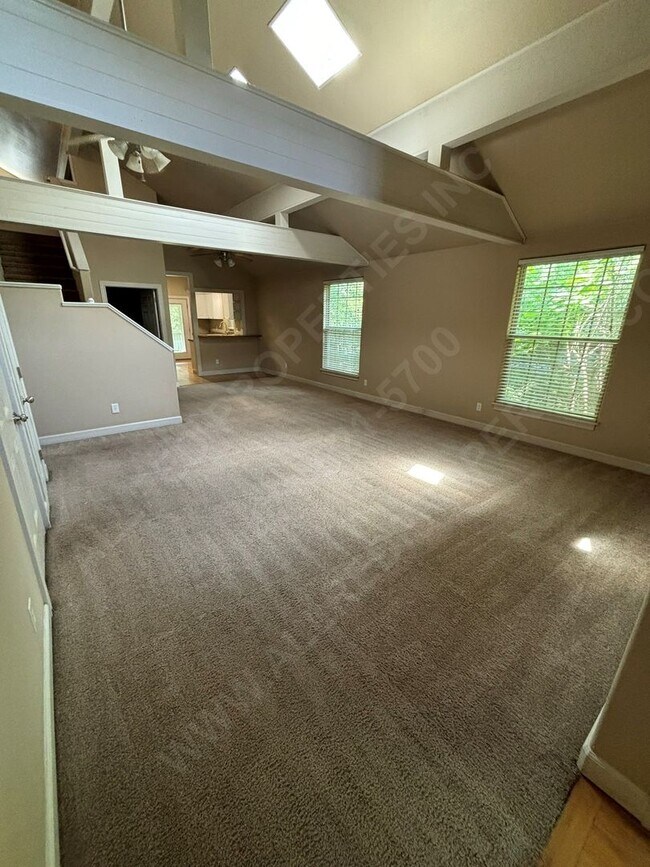 Building Photo - Spacious Living: 3 bed 1 bathroom Fayettev...