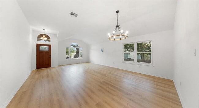 Building Photo - 2527 Crenshaw Dr