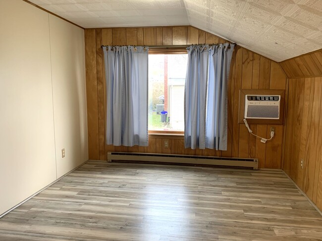 Building Photo - Charming single-family home just a short w...
