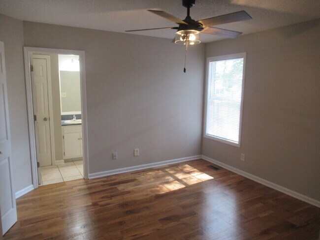 Building Photo - 800 Horseshoe Lake Rd