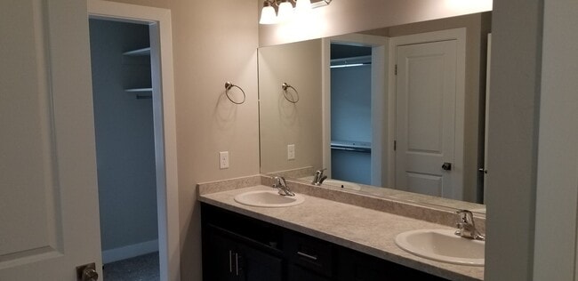 Building Photo - Charming Townhome