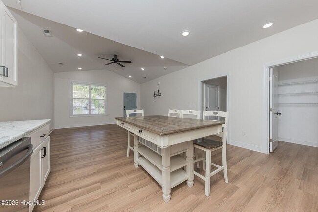 Building Photo - 111 Hampton Ct