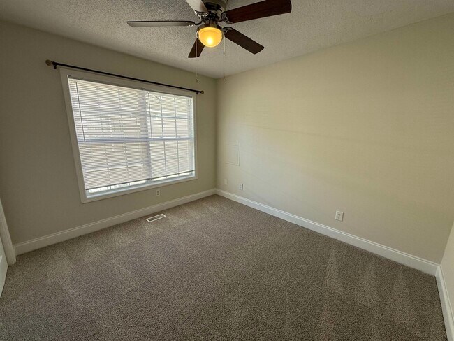 Building Photo - 2803 Hilton Dr