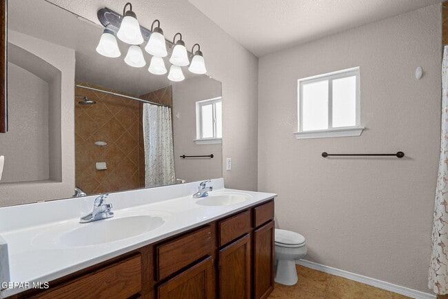 Building Photo - 2057 Shreya St