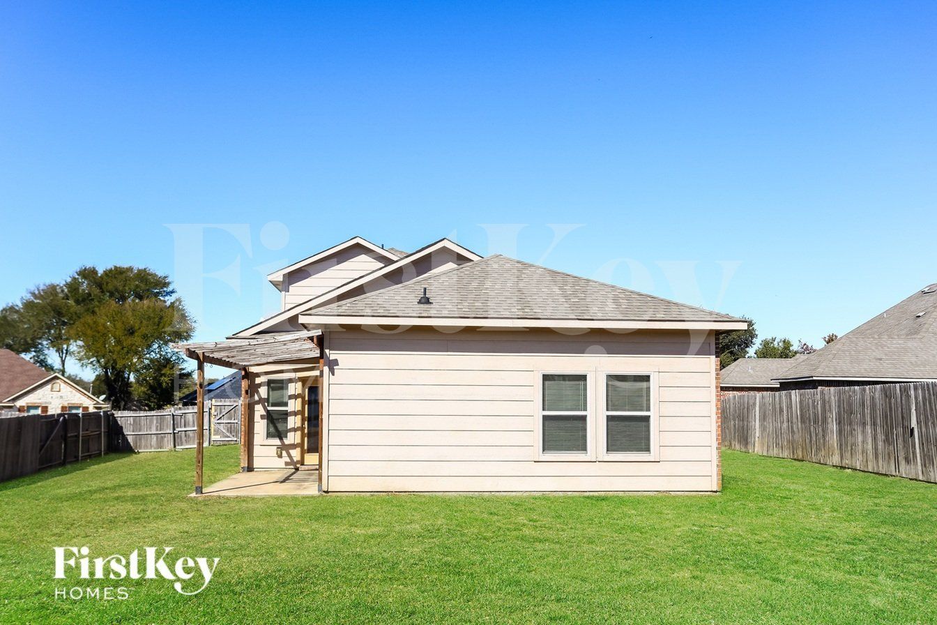 Building Photo - 703 Woodcrest Dr