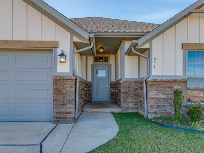 Building Photo - 631 Hackberry Ln