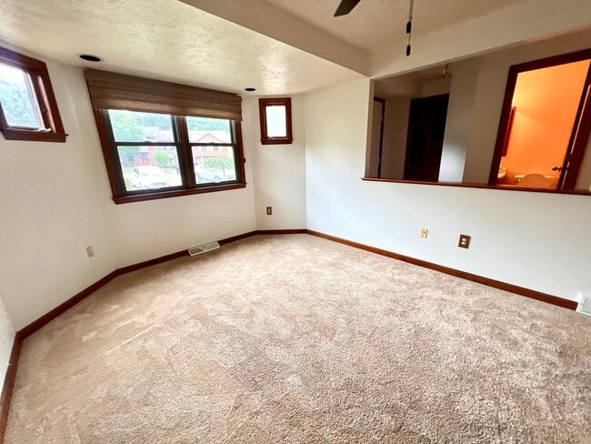 Building Photo - 1256 Queens Dr