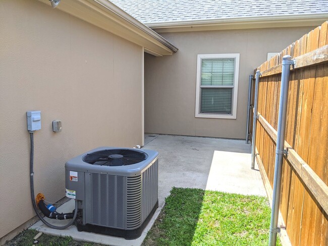 Building Photo - 3 Bed 3 Bath Townhome in Summit Crossing for Fall 2026 Move In!