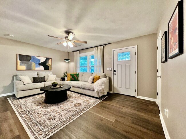 Building Photo - 3 BDR Ranch w/ Fenced yard, laundry, garage + more