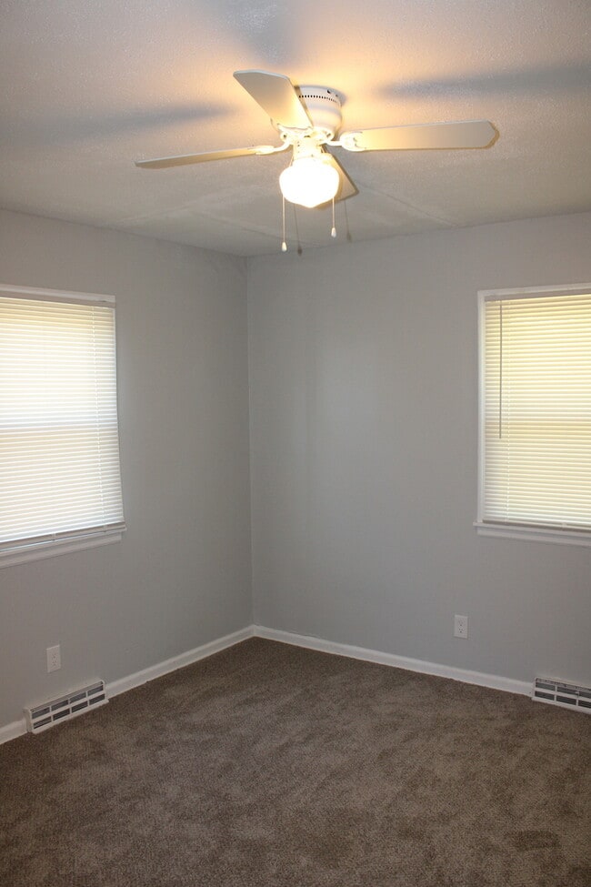 Building Photo - Spacious 3 Bedroom and 1 full bath home in...